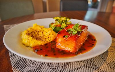 Salmão ao molho de maracujá, legumes salteados e purê de mandioquinha